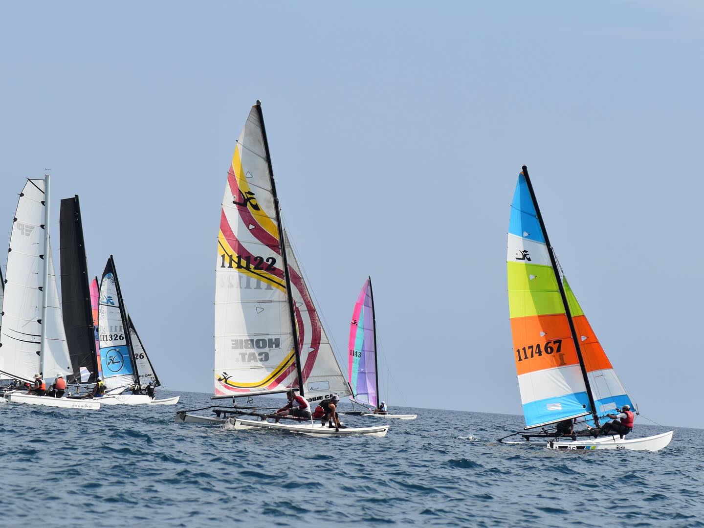 Flotta di derive Optimist in regata a Terracina - Imbarcazioni della Scuola Vela giovanile Club Velico Riva Azzurra Latina