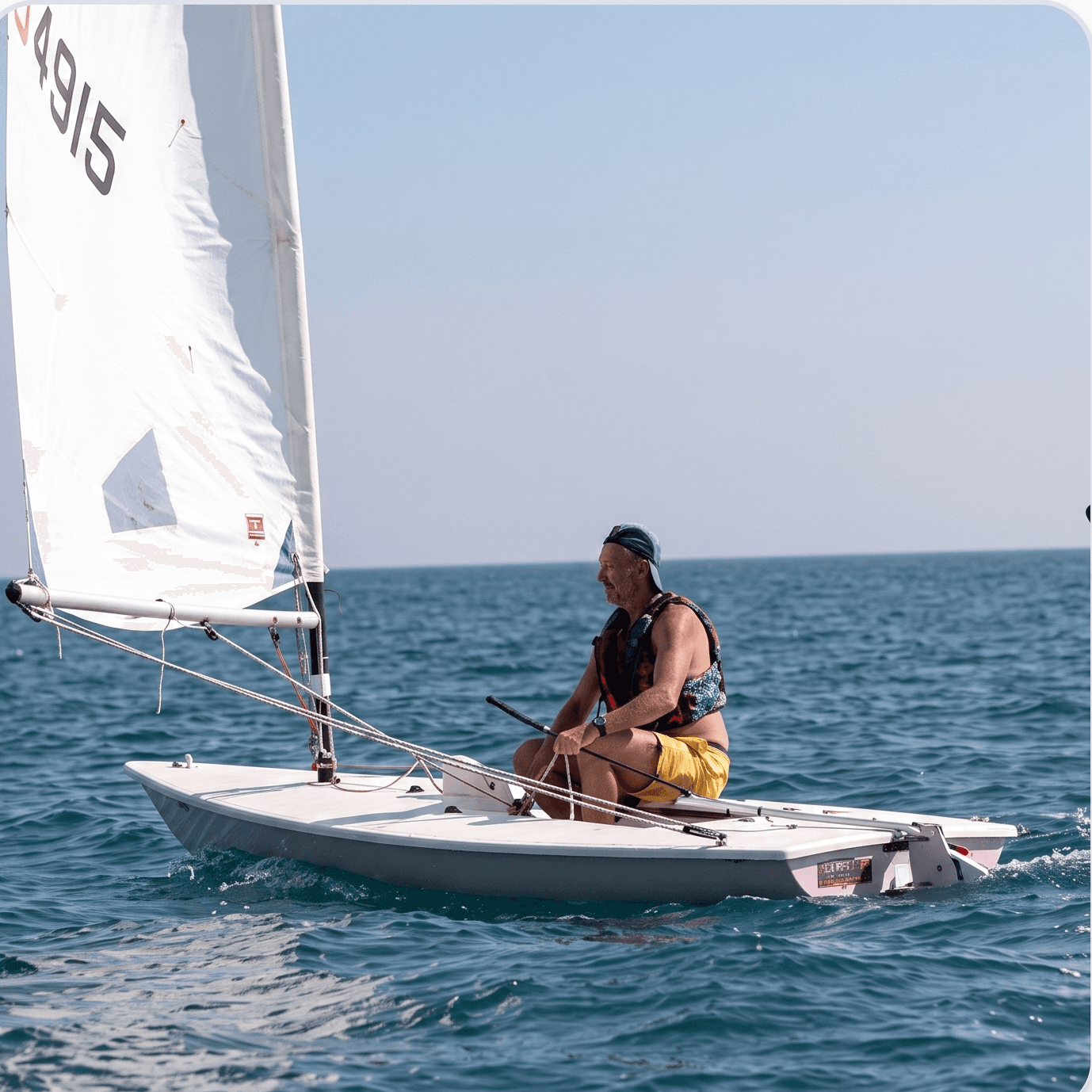 Deriva Laser ILCA in navigazione - Corsi di vela avanzati e regate agonistiche a Terracina per ragazzi e adulti