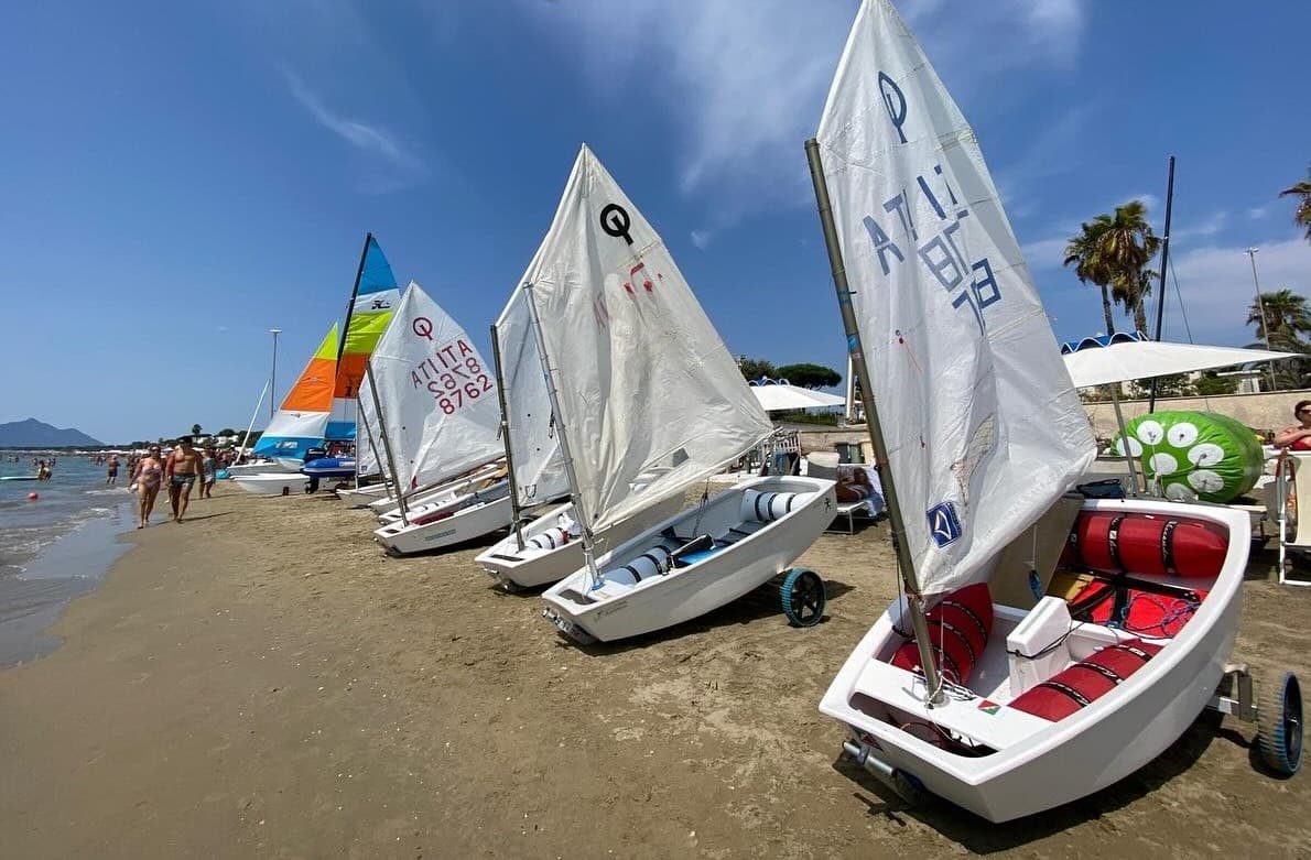 Deriva Optimist per bambini e ragazzi - Imbarcazioni per corsi vela base e pre-agonistica al Club Velico Riva Azzurra Terracina