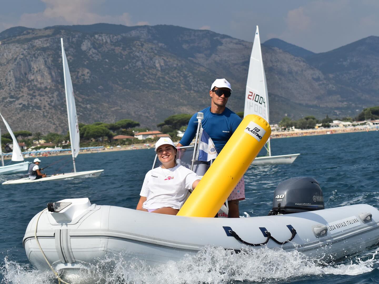 Lo staff di istruttori federali FIV del Club Velico Riva Azzurra durante una lezione di vela a Terracina